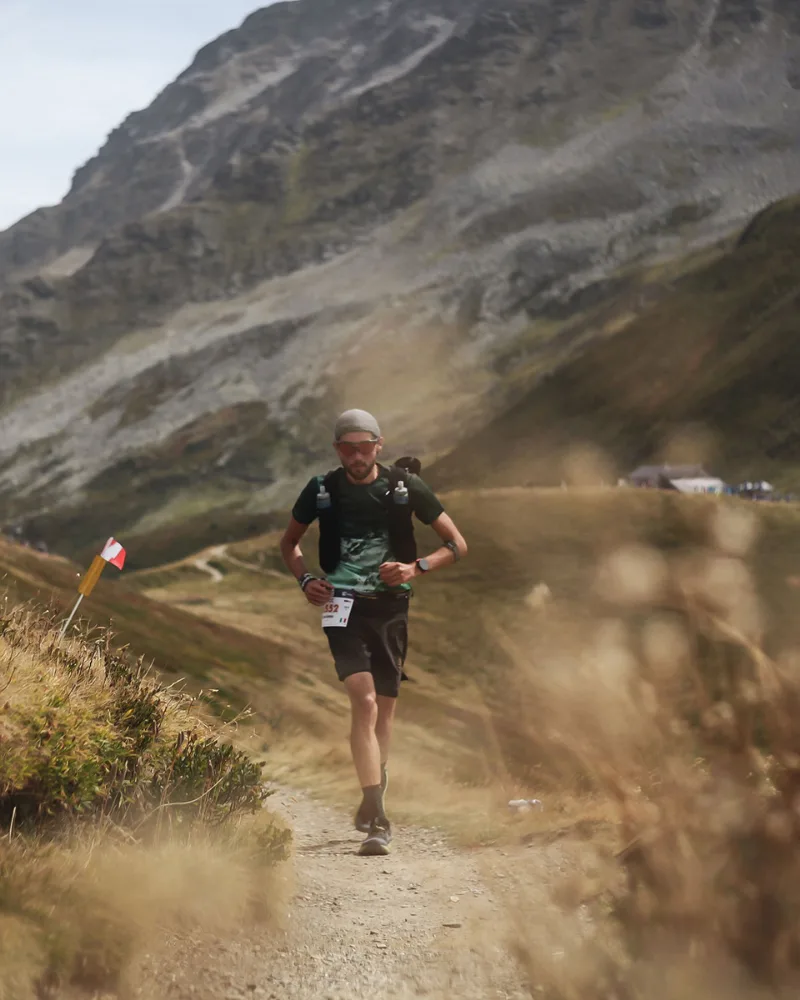Luciano Fochi, fondatore di TrailCore, in gara su un sentiero di alta montagna